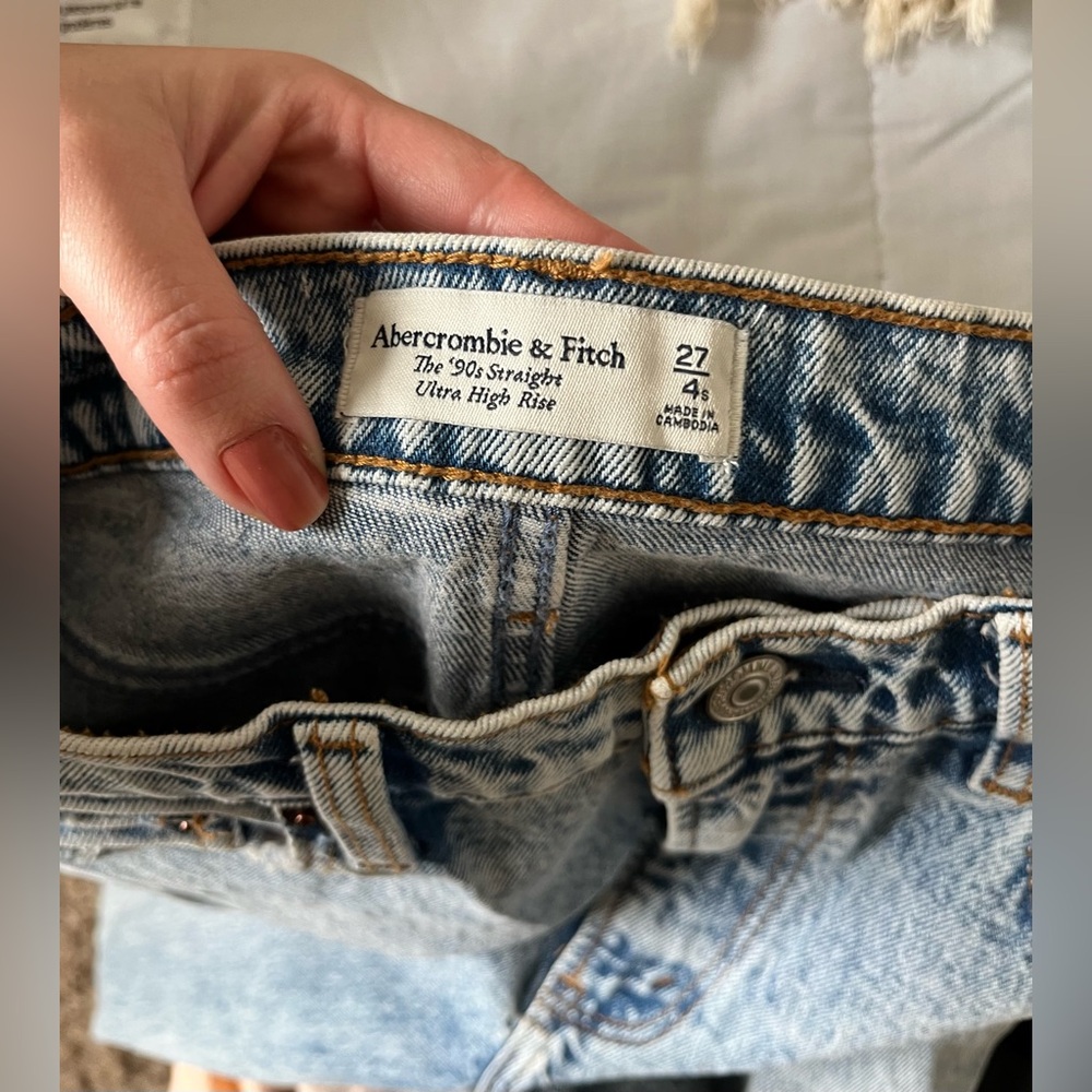 Abercrombie & Fitch The 90sStraight Ultra High Rise Jeans in an acid wash finish - Picture 5 of 11